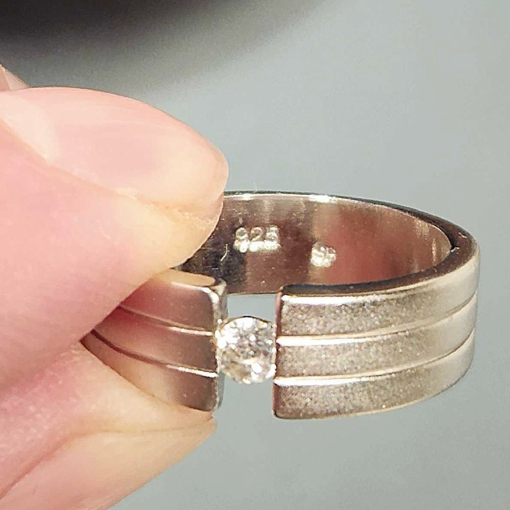 Womans / Mens brushed silver ring with zircon stone size 9